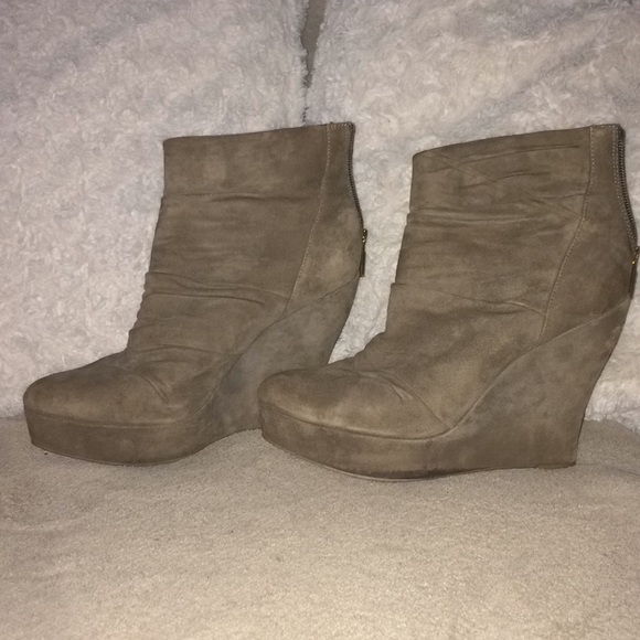 👢 Boots - Picture 1 of 5